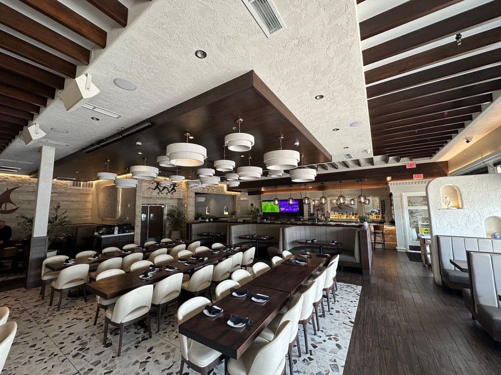 Gallery photos for Enhancing Greek Restaurant Ambiance with Light: Image #2